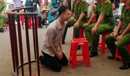 Kẻ sát nhân quỳ lạy giữa chốn công đường, xin con người tình tha thứ